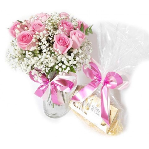 Arranjo 35cm com 12 Rosas cor de Rosa no Vaso de Vidro + Chocolate